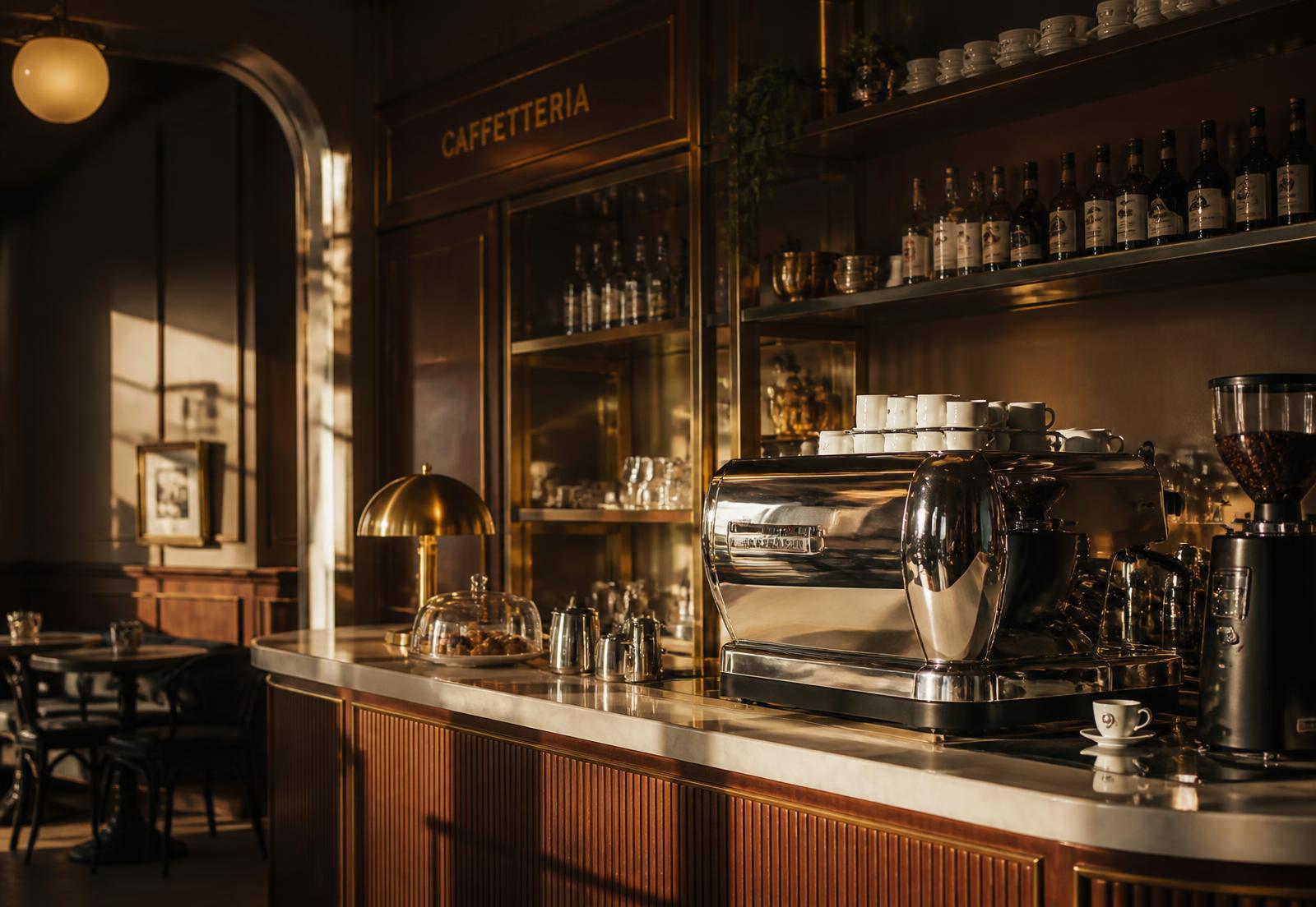 Interno del Caffè Aurora con bancone in marmo e macchina da caffè in ottone